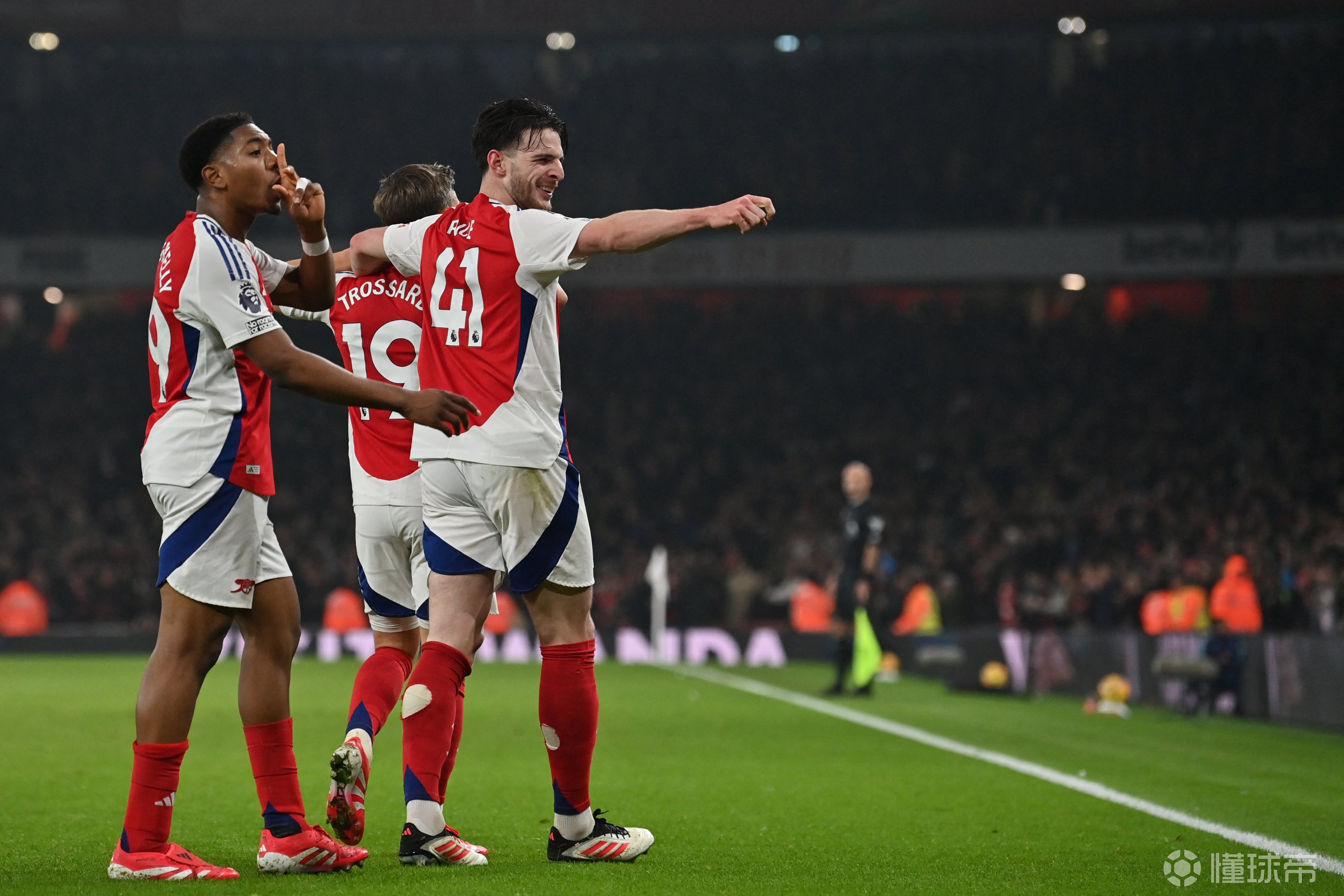 爱游戏体育-清晨欧联焦点战，阿森纳回应争议，媒体盛赞，阵容厚度经受考验的简单介绍